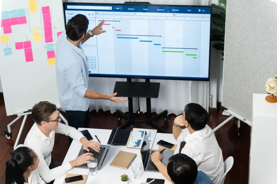 Gestione della capacità: 7 strategie per liberare risorse e ridurre lo stress del team 