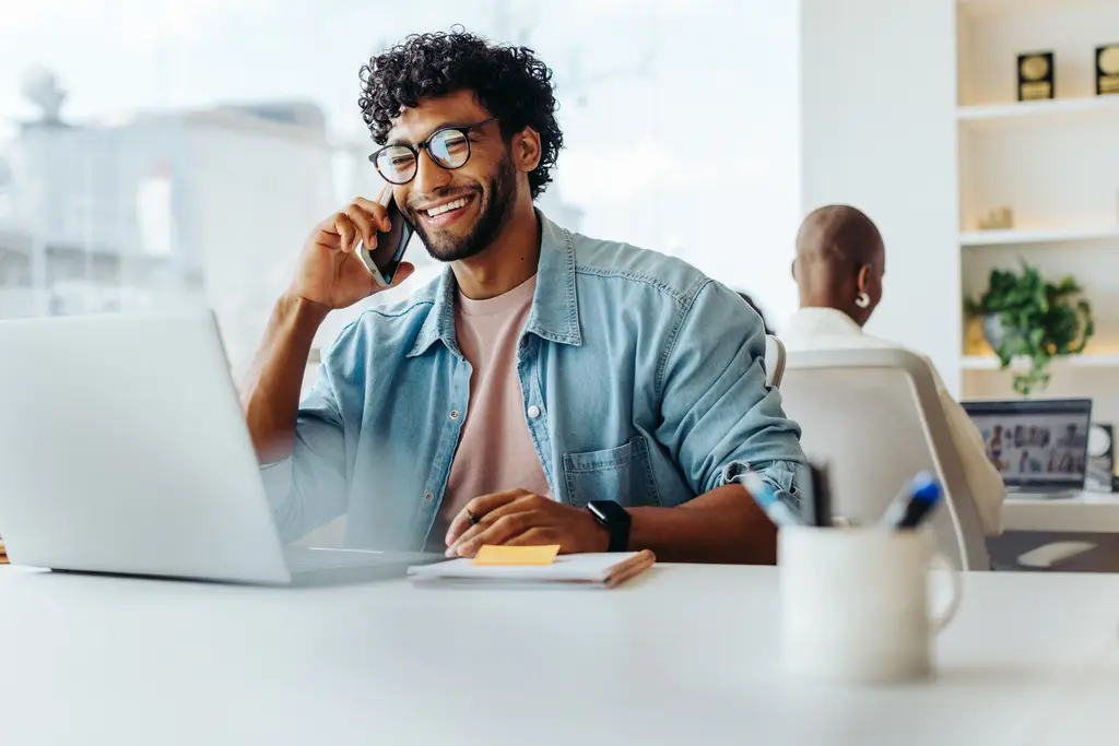 Cos’è l’ascolto attivo? 7 strategie per migliorarlo e chiudere più vendite